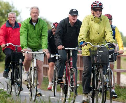 Foto af en flok fritidscyklister, der cykler på en dobbeltrettet cykelsti. 